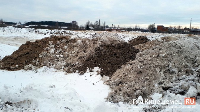 Снег с улиц Кинешмы вывозят в поле у микрорайона «Сокольники» фото 2