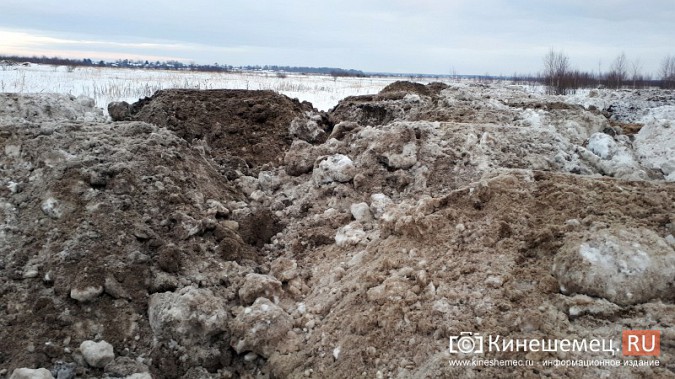 Снег с улиц Кинешмы вывозят в поле у микрорайона «Сокольники» фото 3