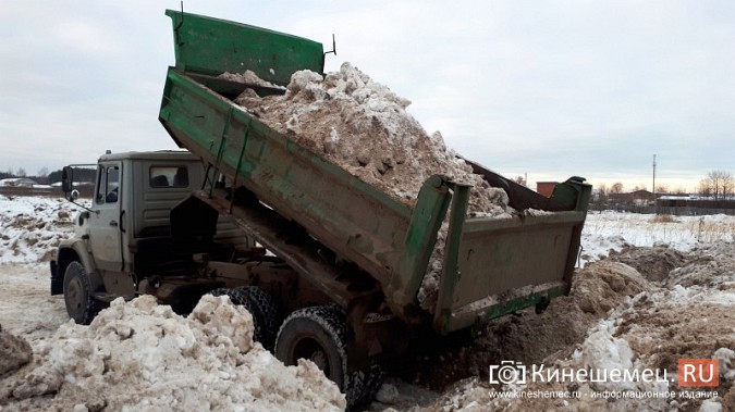 Снег с улиц Кинешмы вывозят в поле у микрорайона «Сокольники» фото 6