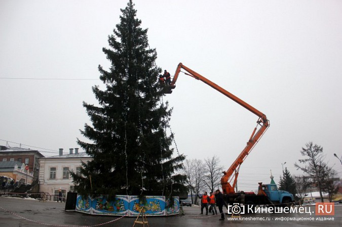 В центре Кинешмы украшают главную новогоднюю елку фото 2