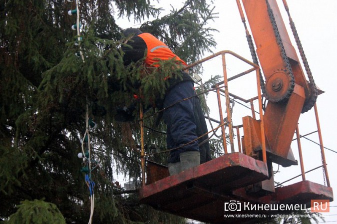 В центре Кинешмы украшают главную новогоднюю елку фото 6