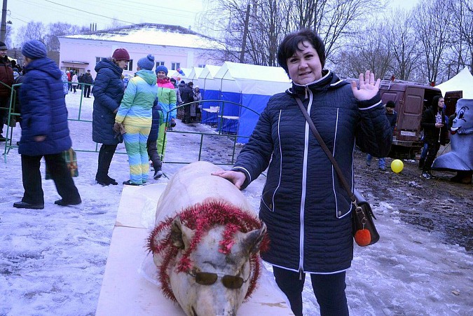 На Всероссийском фестивале валенка забитого поросенка украсили новогодней мишурой фото 19