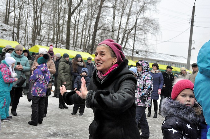 На Всероссийском фестивале валенка забитого поросенка украсили новогодней мишурой фото 5