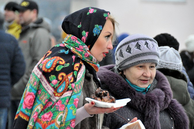 На Всероссийском фестивале валенка забитого поросенка украсили новогодней мишурой фото 13
