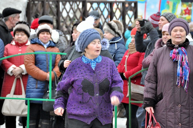 На Всероссийском фестивале валенка забитого поросенка украсили новогодней мишурой фото 8