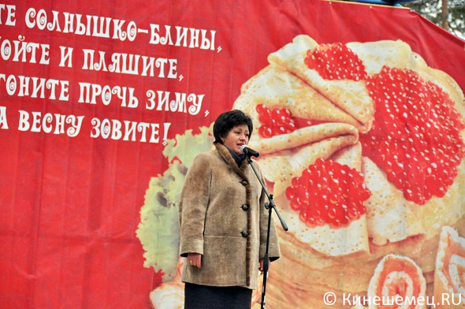 Председатель Ивановской областной Думы ел блины в Кинешме фото 23