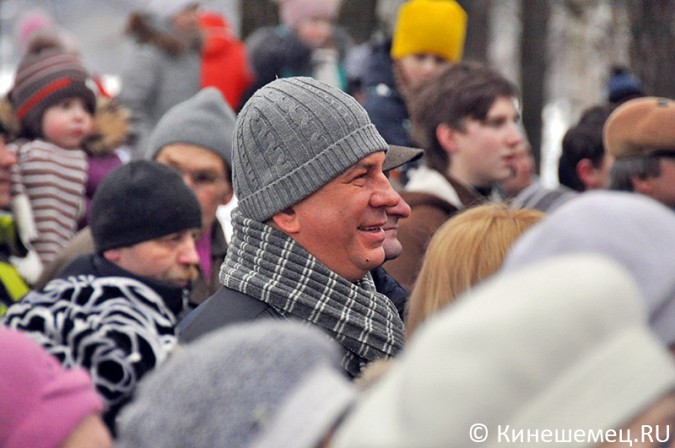 Председатель Ивановской областной Думы ел блины в Кинешме фото 27