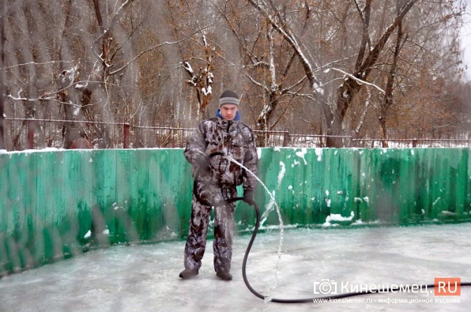 В Кинешме завершается заливка самого большого катка в городе фото 4