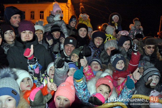 Главная новогодняя елка Кинешмы зажгла огни фото 16