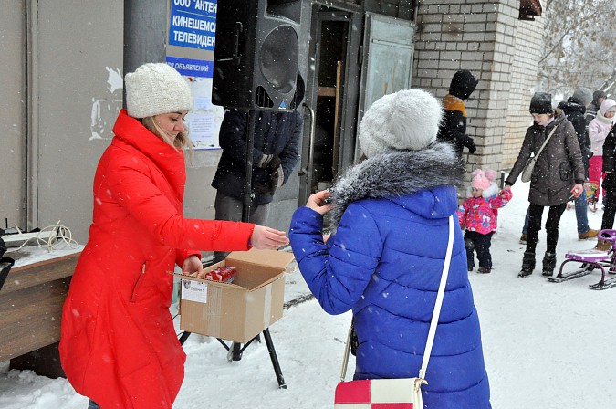 В микрорайон «25-й магазин» приехали Дед Мороз и Снегурочка фото 17