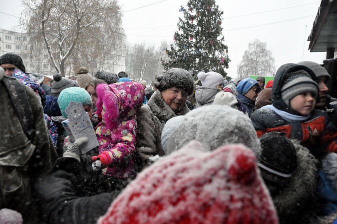 В микрорайон «25-й магазин» приехали Дед Мороз и Снегурочка фото 7