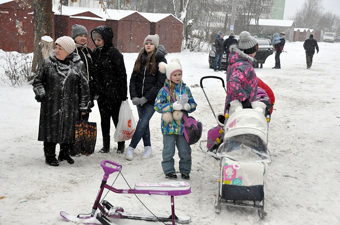 В микрорайон «25-й магазин» приехали Дед Мороз и Снегурочка фото 13