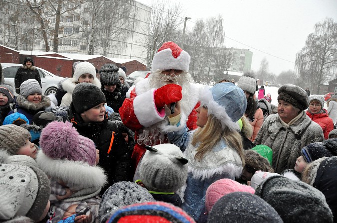 В микрорайон «25-й магазин» приехали Дед Мороз и Снегурочка фото 3