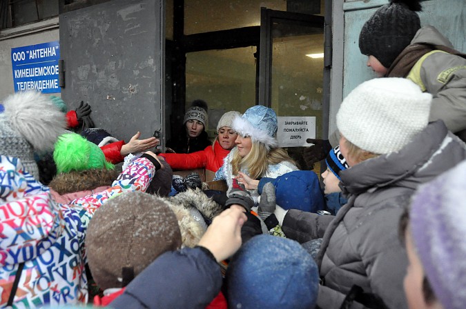 В микрорайон «25-й магазин» приехали Дед Мороз и Снегурочка фото 10