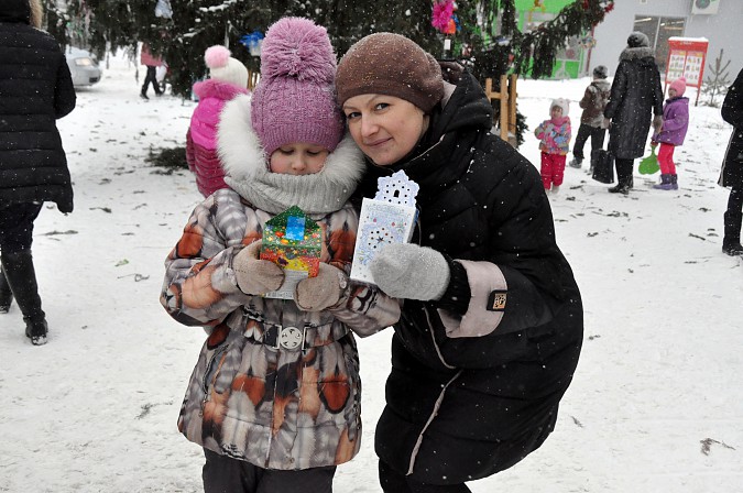 В микрорайон «25-й магазин» приехали Дед Мороз и Снегурочка фото 12