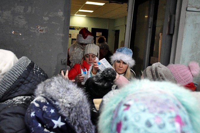В микрорайон «25-й магазин» приехали Дед Мороз и Снегурочка фото 6