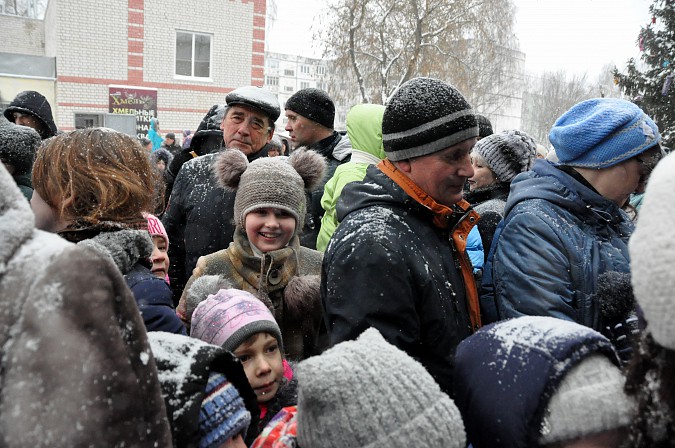 В микрорайон «25-й магазин» приехали Дед Мороз и Снегурочка фото 4