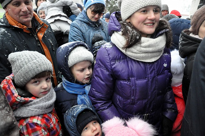 В микрорайон «25-й магазин» приехали Дед Мороз и Снегурочка фото 5