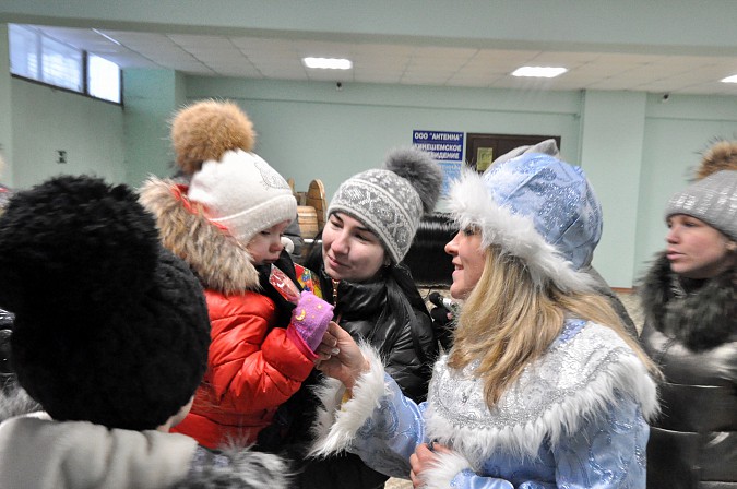 В микрорайон «25-й магазин» приехали Дед Мороз и Снегурочка фото 16