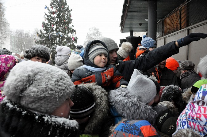 В микрорайон «25-й магазин» приехали Дед Мороз и Снегурочка фото 8