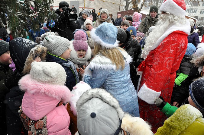 В микрорайон «25-й магазин» приехали Дед Мороз и Снегурочка фото 2
