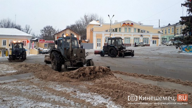 В Кинешме после снегопада силы УГХ направлены на уборку центральной площади фото 3