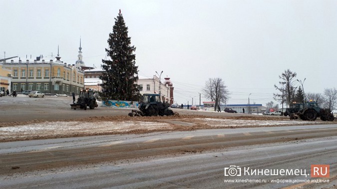 В Кинешме после снегопада силы УГХ направлены на уборку центральной площади фото 2