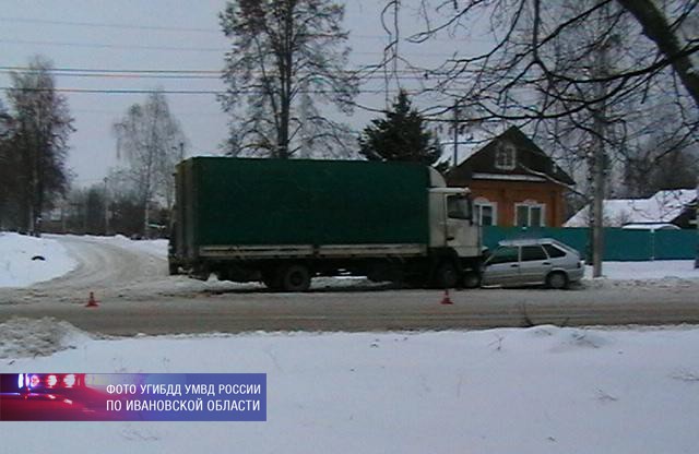 В Кинешме на улице Юрьевецкой грузовая фура придавила «ВАЗ» фото 2