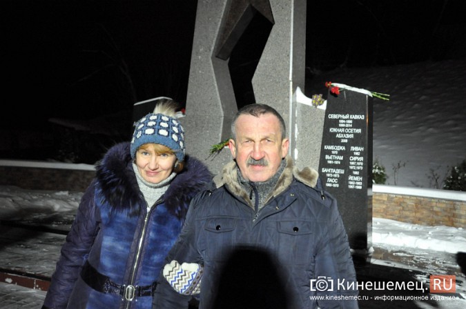 В память о вводе войск в Афганистан в Кинешме зажгли свечи фото 11