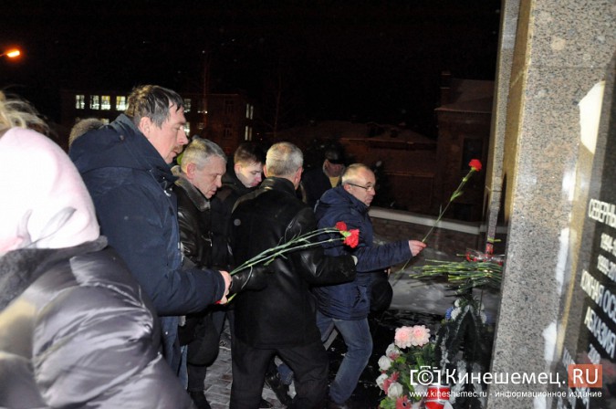 В память о вводе войск в Афганистан в Кинешме зажгли свечи фото 8