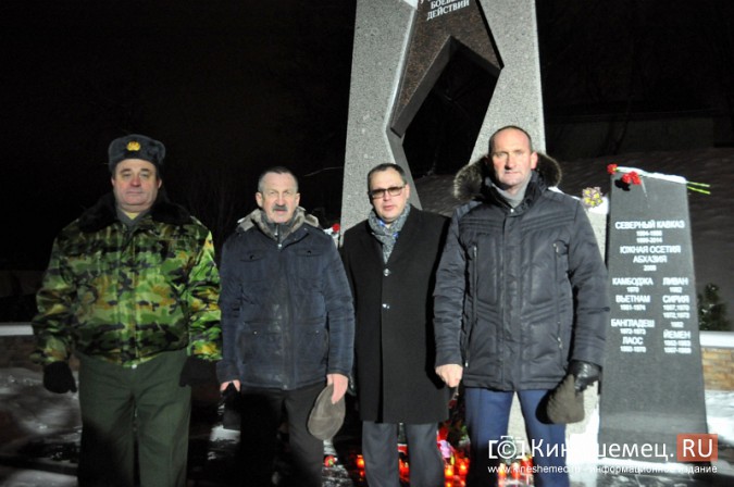 В память о вводе войск в Афганистан в Кинешме зажгли свечи фото 10