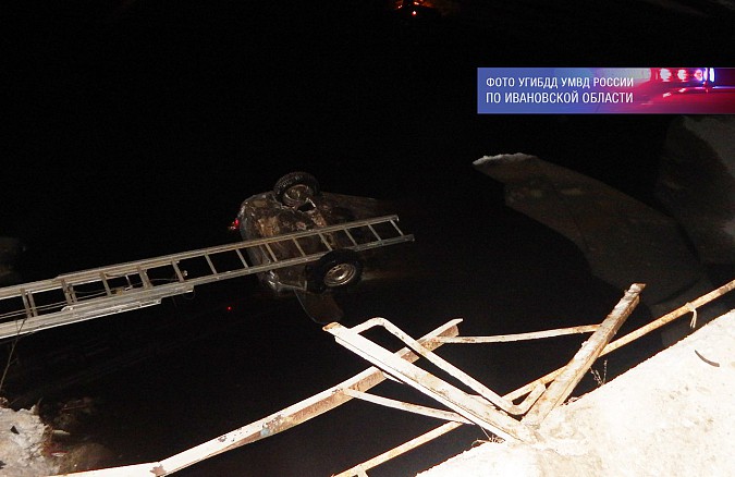 В Ивановской области три человека погибли при падении автомобиля с моста в реку фото 2