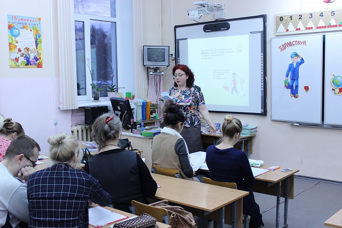 С коллегами делится опытом учитель начальных классов Елена Туманова