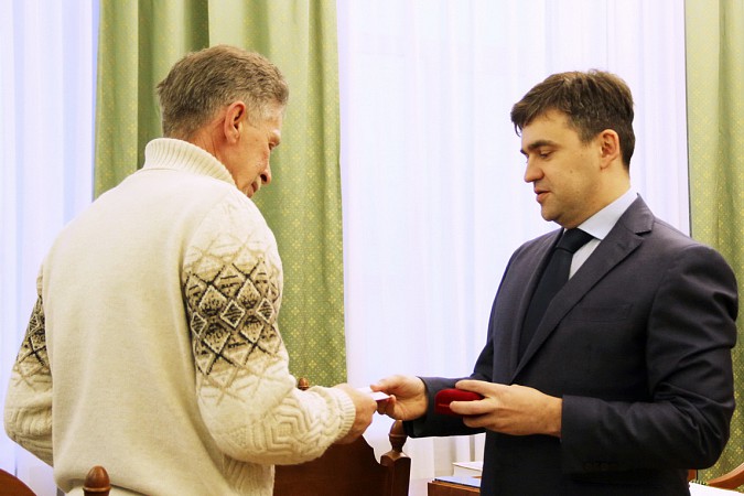 Станислав Воскресенский наградил юрьевчанина, спасшего десятки жизней при обрушении дома фото 2