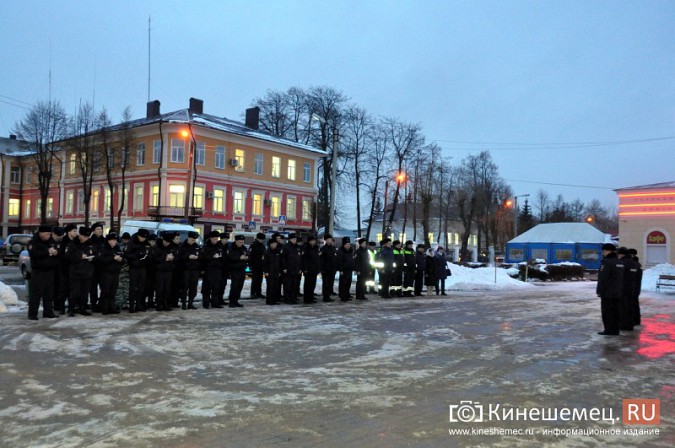 В Кинешме прошел предновогодний строевой смотр полиции фото 10