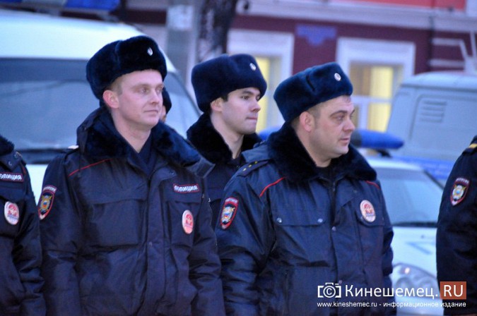 В Кинешме прошел предновогодний строевой смотр полиции фото 6