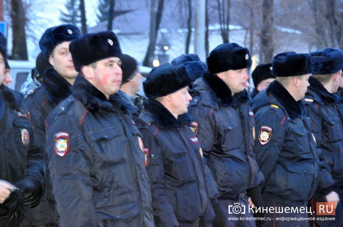 В Кинешме прошел предновогодний строевой смотр полиции фото 2