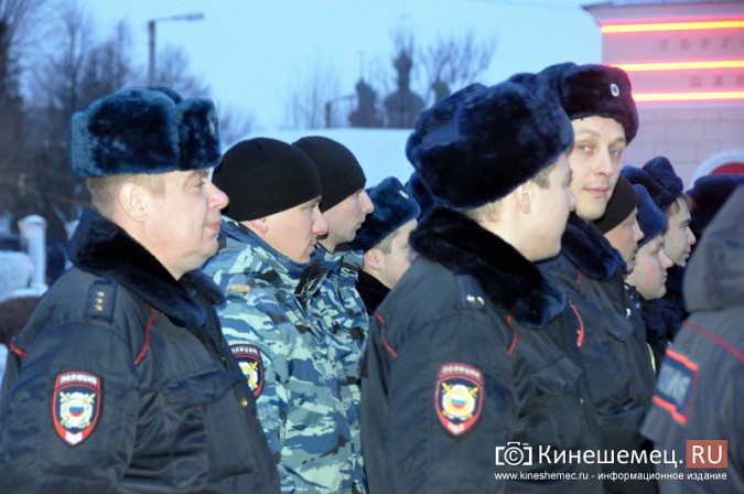 В Кинешме прошел предновогодний строевой смотр полиции фото 9