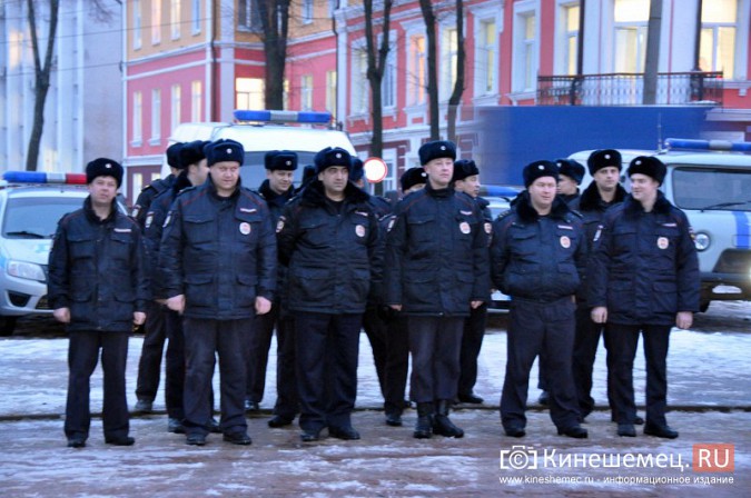 В Кинешме прошел предновогодний строевой смотр полиции фото 4