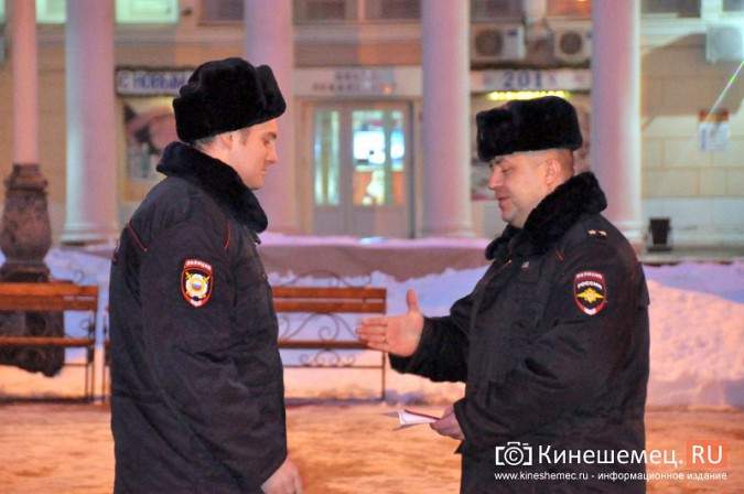 В Кинешме прошел предновогодний строевой смотр полиции фото 13
