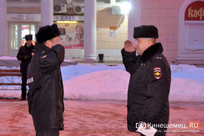 В Кинешме прошел предновогодний строевой смотр полиции фото 11