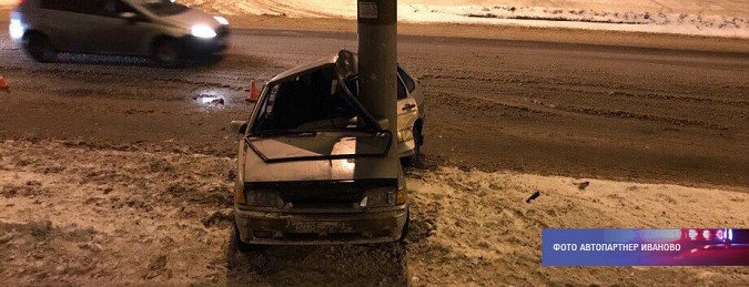В Иваново молодой водитель врезался в столб фото 2