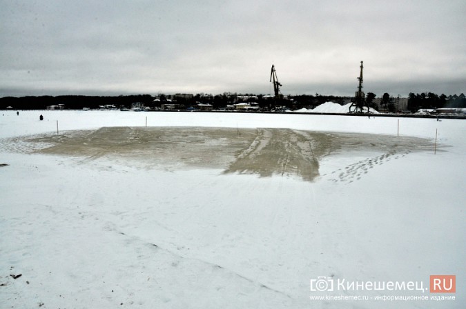 На месте крещенской купели в Кинешме искусственно наращивают лед фото 7