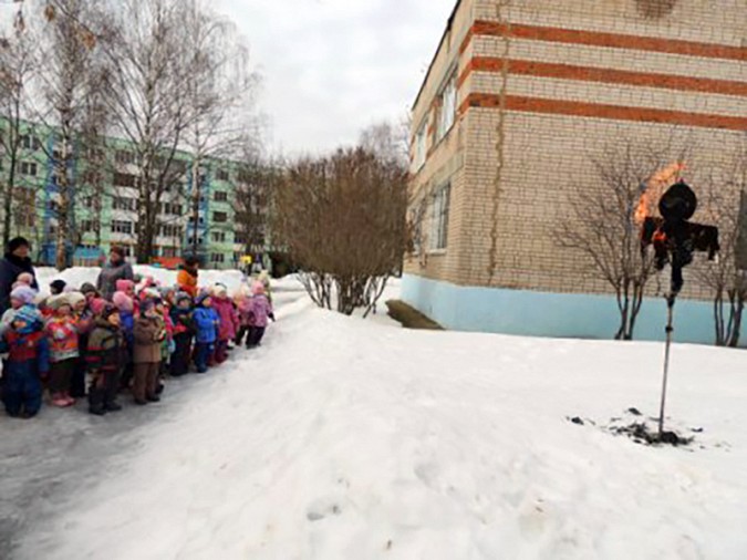 В кинешемском детском саду весело сожгли чучело Масленицы фото 15