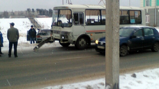 В центре Кинешмы «ВАЗ» влетел в маршрутный автобус с пассажирами фото 2