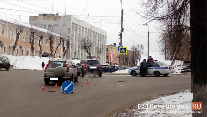 Две легковушки не поделили дорогу в центре Кинешмы фото 2