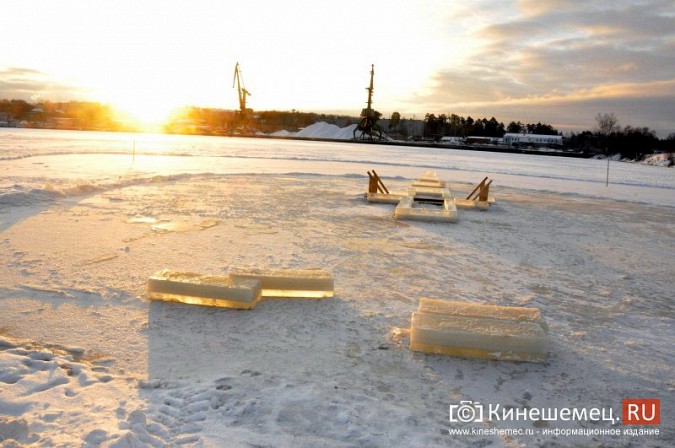 Специалисты УГХ пилят лед для изготовления креста у Крещенской купели фото 6