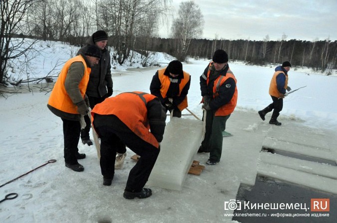 Специалисты УГХ пилят лед для изготовления креста у Крещенской купели фото 2