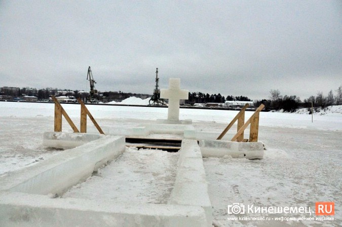Спасатели МЧС установили ледяной крест у Крещенской купели в Кинешме фото 2