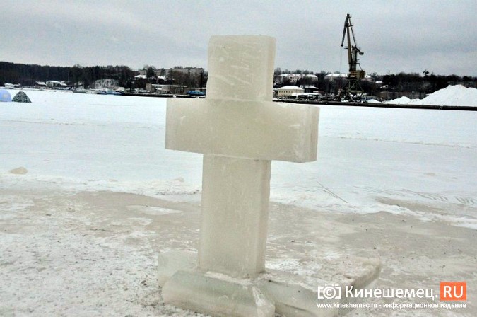 Спасатели МЧС установили ледяной крест у Крещенской купели в Кинешме фото 3